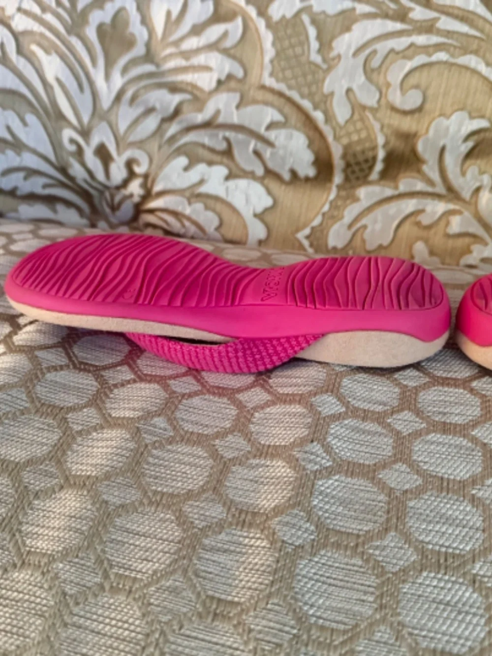 Vionic Mattie Thong Sandal In Bright Pink - Size 8 - EUC